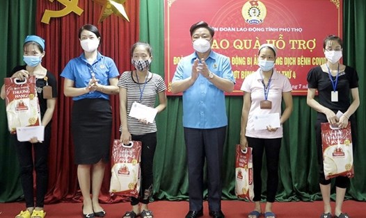 LĐLĐ tỉnh Phú Thọ trao quà hỗ trợ người lao động bị ảnh hưởng do dịch COVID-19. Ảnh: LĐLĐ tỉnh Phú Thọ.