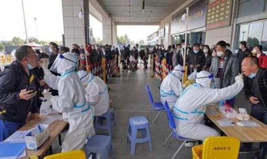 Trung Quốc xét nghiệm COVID-19 tại lối ra ga xe lửa thành phố Yên Đài, tỉnh Sơn Đông. Ảnh: AFP