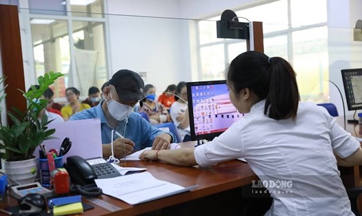 Người lao động giải quyết thủ tục hưởng Bảo hiểm thất nghiệp. Ảnh: Hải Nguyễn.