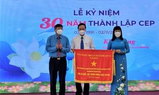 Phó Chủ tịch Tổng LĐLĐ Việt Nam Phan Văn Anh (bên trái) trao Cờ thi đua của Chính phủ cho lãnh đạo CEP. Ảnh: Nam Dương