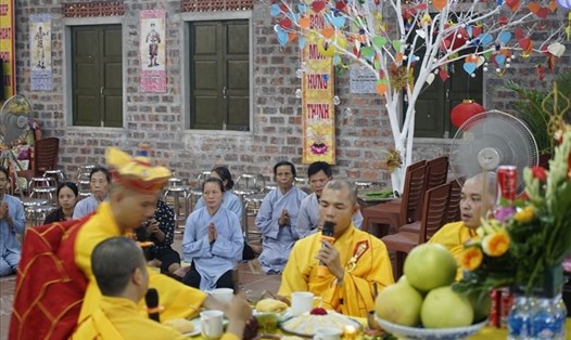 Các nhà sư thực hành nghi lễ tâm linh cầu siêu anh linh các nhà báo liệt sĩ tại chùa Âu Lạc - xã Hưng Lộc - TP Vinh. Ảnh: QĐ