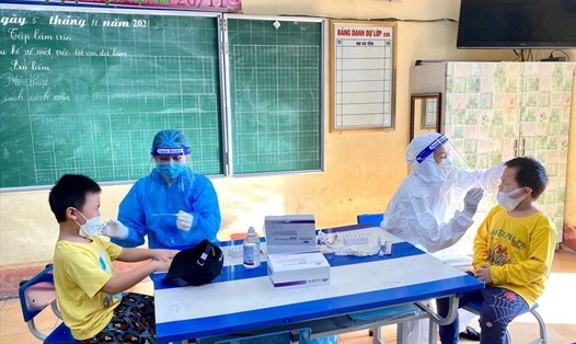 Sáng 7.11, tại trường THPT Hồng Quang và Tiểu học Nguyễn Trãi, TP.Hải Dương lấy gần 3.000 mẫu xét nghiệm cho các giáo viên, học sinh. Ảnh: CTV