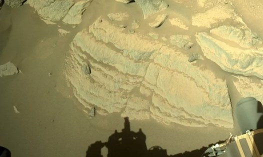 Tảng đá xếp lớp có thể ẩn chứa dấu hiệu về sự sống trên sao Hỏa. Ảnh: NASA