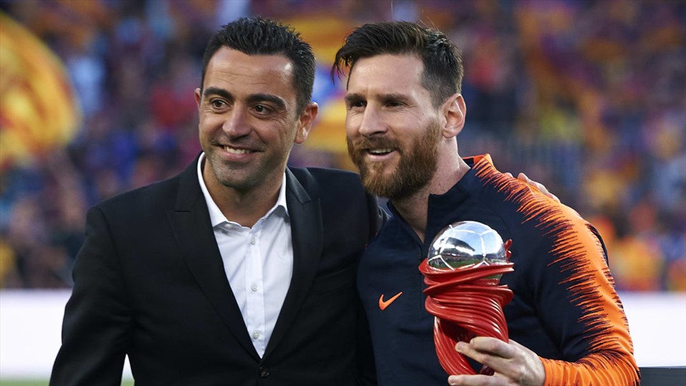 Xavi đã trở lại Barcelona, Messi có quay về?