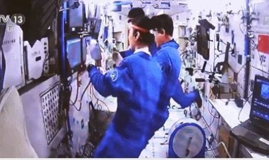 Ba phi hành gia sứ mệnh Thần Châu 13 lần đầu diễn tập tình huống khẩn cấp trên trạm vũ trụ Trung Quốc. Ảnh: CCTV
