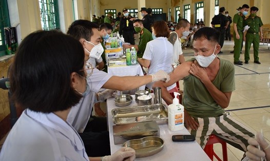 Bệnh viện Công an tỉnh Ninh Bình tiến hành tiêm vaccine phòng COVID-19 cho các phạm nhân tại Trại giam Ninh Khánh. Ảnh: NT