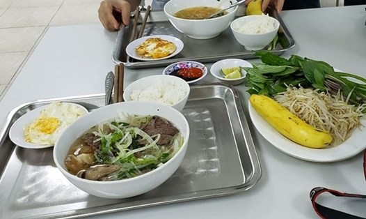 Bữa ăn ca của người lao động tại Công ty Trách nhiệm hữu hạn Tsuchiya Tsco Việt Nam ở Bình Dương. Ảnh: Khánh Phong