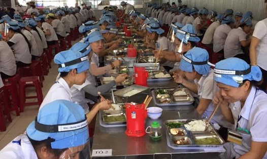 Bữa ăn ca của công nhân Xí nghiệp may Duy Trung - Duy Xuyên - Quảng Nam. Ảnh: tường minh