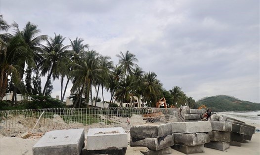 Thi công xây dựng dự án Kè bờ biển phường Ninh Hải. Ảnh: H.L