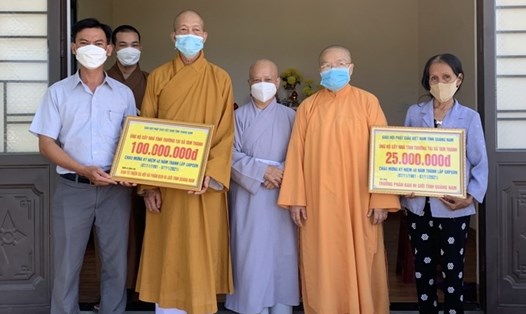Giáo hội Phật giáo Việt Nam tỉnh  Quảng Nam bàn giao nhà cho người nghèo. Ảnh: Thành Luân
