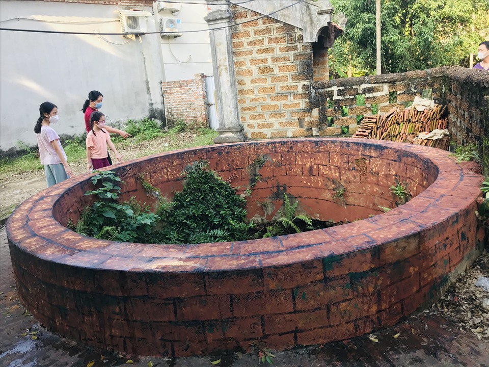 Giếng cổ bị tô vẽ, làm mới để làm bối cảnh phim hài Tết. Ảnh: Thành Sơn