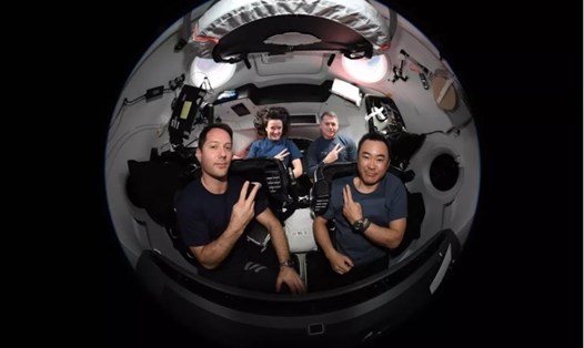 Các phi hành gia của NASA và sứ mệnh Crew-2 của SpaceX trong tàu vũ trụ Crew Dragon Endeavour trước khi rời Trạm Vũ trụ Quốc tế (ISS). Ảnh: ESA