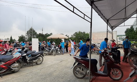 LĐLĐ huyện Thanh Chương phối hợp tổ chức thay dầu xe máy miễn phí cho 613 công nhân lao động. Ảnh: Lê Huyền