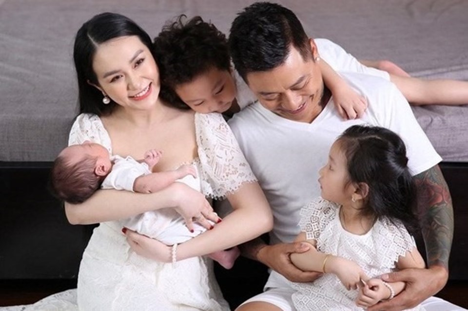 Tuấn Hưng hiện là ông bố 3 con và anh mãn nguyện với tổ ấm hạnh phúc của mình. Ảnh; NVCC Tuấn Hưng hiện là ông bố 3 con và anh mãn nguyện với tổ ấm hạnh phúc của mình. Ảnh; NVCC