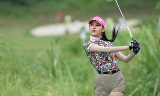 Người đẹp Lê Thanh Tú tham gia thi đấu tại Tiền Phong Golf Championship 2021. Ảnh: Như Ý