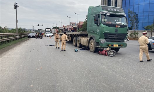 Hiện trường vụ tai nạn xảy ra trên tuyến QL1A, đoạn qua địa bàn thành phố Tam Điệp (Ninh Bình) khiến 1 người tử vong. Ảnh: NT
