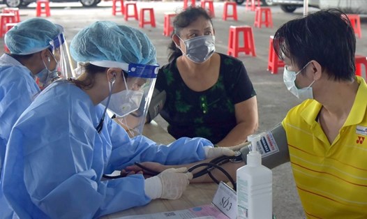 Tỉnh Bạc Liêu tiến hành tiêm vaccine cho người dân, nhưng vẫn chưa tiêm vaccine cho trẻ dưới 18 tuổi. Ảnh: Phan Thanh Cường