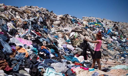 Hàng tấn quần áo bị vứt bỏ trên  sa mạc Atacama, ở Alto Hospicio, Iquique, Chile. Ảnh: AFP