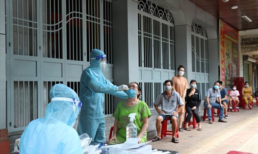 Lực lượng y tế TP.Buôn Ma Thuột (tỉnh Đắk Lắk) test nhanh COVID-19 cho người dân. Ảnh: B.T