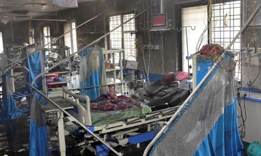 Bệnh viện bị cháy ở Ahmednagar, bang Maharashtra, Ấn Độ. Ảnh: Reuters