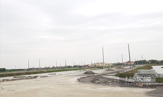 Nhiều dự án trên địa bàn tỉnh Ninh Bình đã hoàn thành việc đấu giá quyền sử dụng đất nhưng cơ sở hạ tầng vẫn dở dang. Ảnh: NT