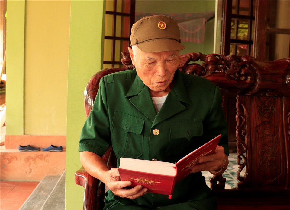 Ông Nguyễn Xuân Giang cùng cuốn sách ghi rõ nội dung mình là... liệt sĩ. Ảnh: H.L