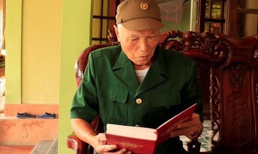 Ông Nguyễn Xuân Giang cùng cuốn sách ghi rõ nội dung mình là... liệt sĩ. Ảnh: H.L
