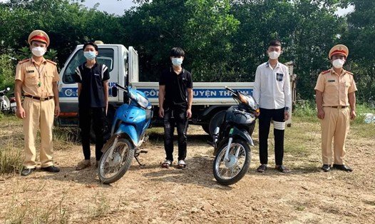 Cơ quan chức năng đã tiến hành xử lý các đối tượng bốc đầu xe mô tô theo quy định của pháp luật. Ảnh: Công an tỉnh Phú Thọ.