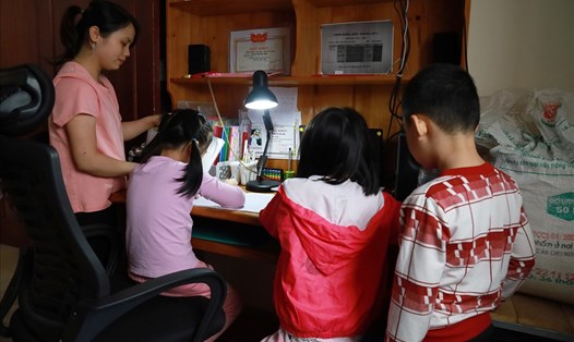 Chị Bùi Thị Thơm phải nghỉ việc để ở nhà trông các con, bởi các trường hiện vẫn đóng cửa. Ảnh: Hải Nguyễn