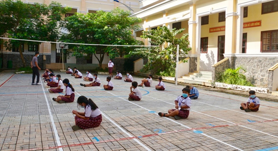 Học sinh lớp 6 Trường THCS-THPT trong ngày đầu đi học trực tiếp trở lại. Ảnh: Huyên Nguyễn