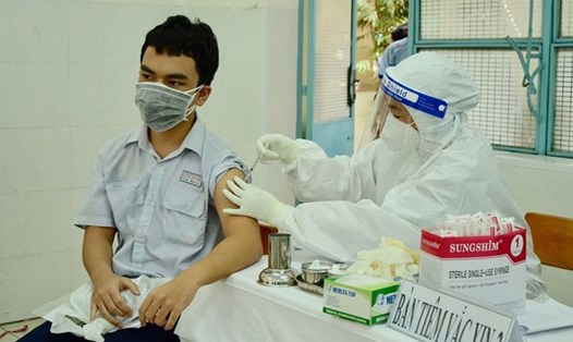 Tiêm vaccine COVID-19 cho học sinh Trường THPT Lương Thế Vinh (quận 1, TPHCM). Ảnh: Huyên Nguyễn