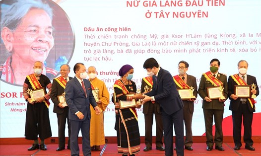 Thứ trưởng Bộ Tư pháp Nguyễn Thanh Tịnh trao tặng gương sáng pháp luật Việt Nam cho nữ già làng đầu tiên ở Tây Nguyên. Ảnh: VGP/Lê Sơn