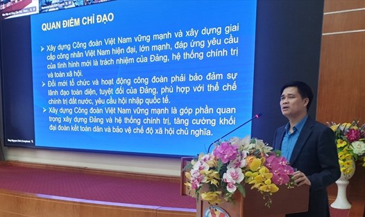 Phó Chủ tịch Tổng Liên đoàn Lao động Việt Nam Ngọ Duy Hiểu truyền đạt nội dung tại điểm cầu chính - Trụ sở TKV. Ảnh: Văn Tiến