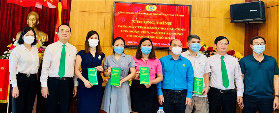 Công đoàn ngành Giao thông Vận tải Hà Nội đã phối hợp với Tập đoàn Mai Linh trao ủng hộ 60 máy tính bảng phục vụ học online. Ảnh: CĐN