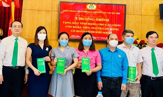 Công đoàn ngành Giao thông Vận tải Hà Nội đã phối hợp với Tập đoàn Mai Linh trao ủng hộ 60 máy tính bảng phục vụ học online. Ảnh: CĐN