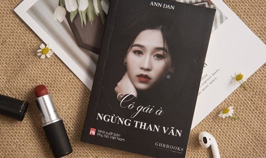 Tác giả Ann Dan chính thức giới thiệu đến bạn đọc Việt Nam cuốn sách “Cô gái à, ngừng than vãn”. Ảnh: NVCC
