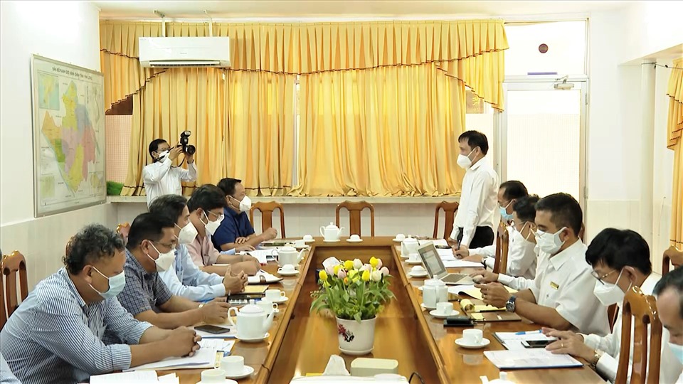 Tổng giám đốc EVNSPC Nguyễn Phước Đức (người đứng) và đoàn công tác của EVNSPC làm việc với UBND tỉnh Vĩnh Long nhằm tháo gỡ những khó khăn vướng mắc trong triển khai thực hiện các dự án lưới điện trên địa bàn tỉnh. Ảnh: EVNSPC cung cấp