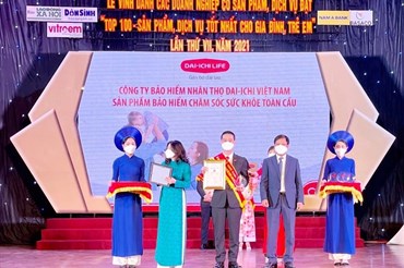 Ông Ngô Việt Phương – Phó Tổng Giám đốc Kinh doanh Dai-ichi Life Việt Nam nhận giải thưởng “Top 100 - Sản phẩm, Dịch vụ tốt nhất cho Gia đình, Trẻ em” năm 2021