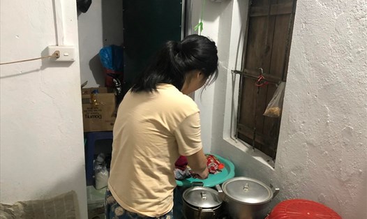Chị Ngô Thị Liên - công nhân Khu công nghiệp Thăng Long (Đông Anh, Hà Nội) - chuẩn bị ăn nhanh bữa tối để mai về với các con.