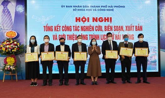 TP.Hải Phòng biểu dương, khen thưởng các tổ chức, cá nhân có thành tích nổi bật trong công tác nghiên cứu, biên soạn và xuất bản công trình Lịch sử Hải Phòng. Ảnh CTV