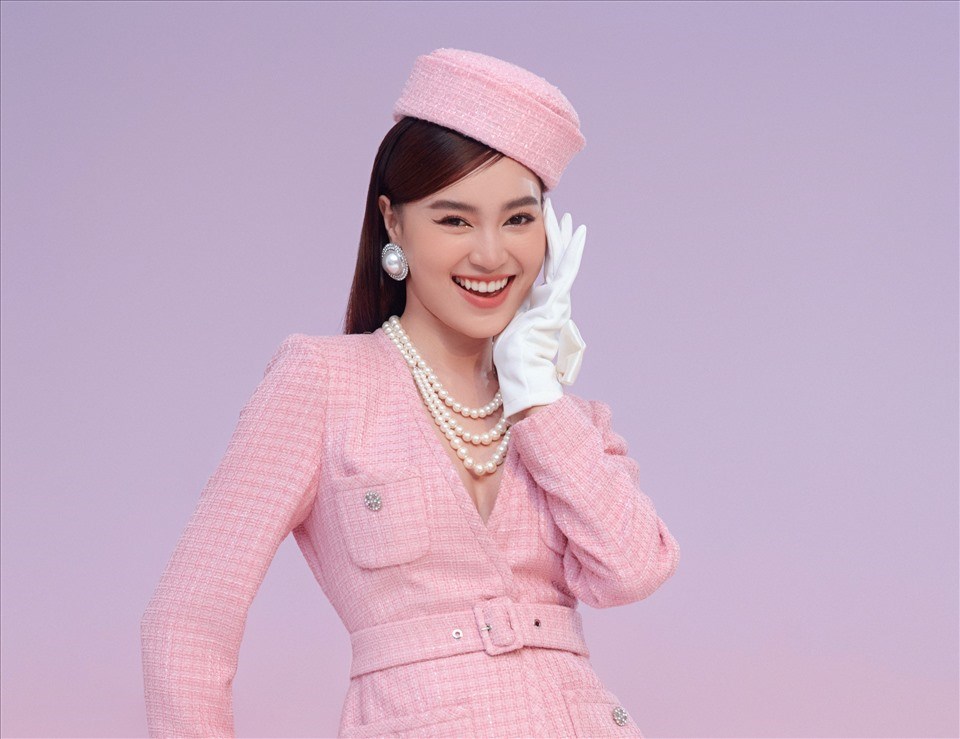 Ninh Dương Lan Ngọc hóa quý cô có phong cách cổ điển nhưng không kém phần sang trọng. Ảnh: Milor Trần Ninh Dương Lan Ngọc hóa quý cô có phong cách cổ điển nhưng không kém phần sang trọng. Ảnh: Milor Trần
