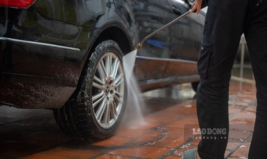 Rửa xe ôtô cần chú ý nhiều nguyên tắc để đảm bảo an toàn cho xe. Ảnh: Phương Duy