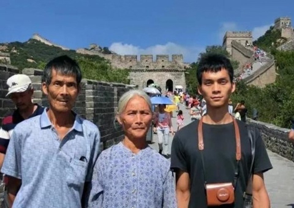 Một người đàn ông 33 tuổi (ngoài cùng bên phải) quyết tâm vào Đại học Thanh Hoa đã 13 lần tham gia kỳ thi tuyển sinh đại học Trung Quốc kể từ năm 2009. Ảnh: Baidu Một người đàn ông 33 tuổi (ngoài cùng bên phải) quyết tâm vào Đại học Thanh Hoa đã 13 lần tham gia kỳ thi tuyển sinh đại học Trung Quốc kể từ năm 2009. Ảnh: Baidu