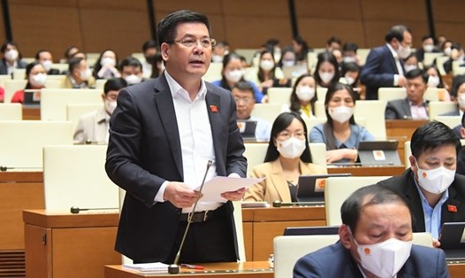 Bộ trưởng Bộ Công Thương Nguyễn Hồng Diên phát biểu giải trình, làm rõ một số vấn đề đại biểu Quốc hội nêu vào chiều 9.11. Ảnh: Quốc hội