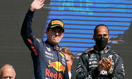Lewis Hamilton (phải) đang bị Max Verstappen bỏ xa tới 19 điểm khi mùa giải F1 còn lại 1 chặng đua nữa. Ảnh: Independent