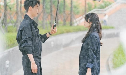 Jang Ki Yong và Song Hye Kyo trong phim mới. Ảnh: Cắt clip.
