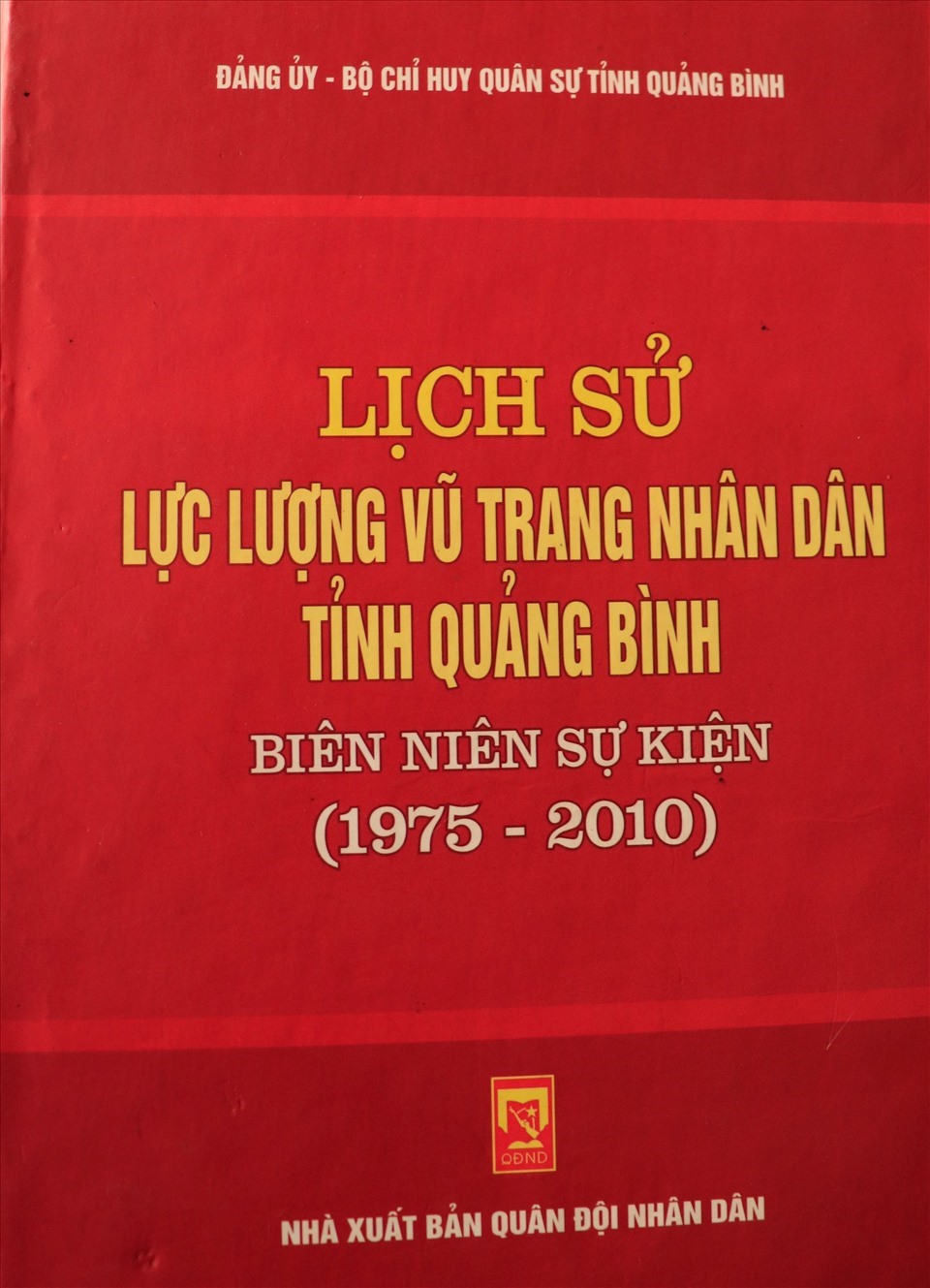 Cuốn sách có sai sót khi in Đại tá - Anh hùng LLVT nhân dân Nguyễn Xuân Giang là... liệt sĩ. Ảnh: H.L