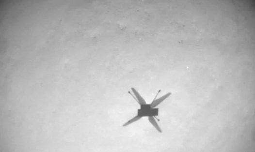 Trực thăng Sao Hỏa Ingenuity của NASA chụp được bức ảnh về bóng của chính nó trong chuyến bay thứ 15 trên Hành tinh Đỏ hôm 6.11. Ảnh: NASA