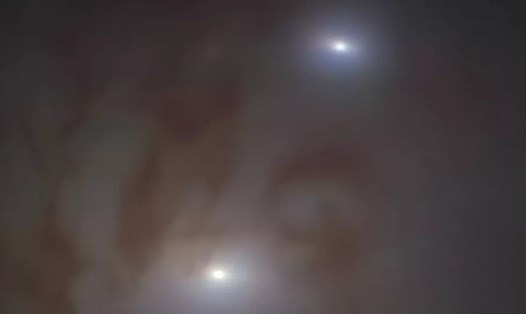 Cận cảnh 2 hạt nhân thiên hà phát sáng trong NGC 7727, mỗi hạt nhân chứa một hố đen siêu lớn. Ảnh: ESO/Voggel et al.