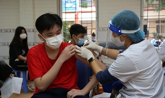 Quận Hà Đông triển khai tiêm vaccine Pfizer cho 6.570 học sinh lớp 9. Ảnh: TTYT quận
